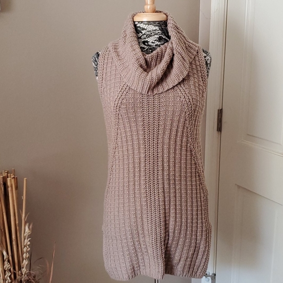 Banana Republic Sweaters - Banana Republic sleeveless tunic sweater, size S